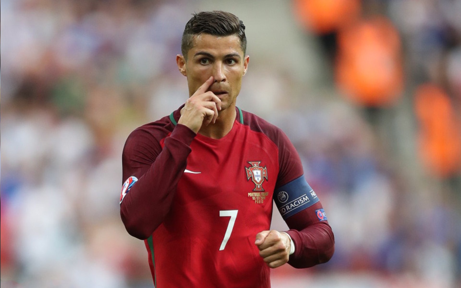 C罗赛后签名送给残障球迷感动现场，c罗签名的足球值多少钱