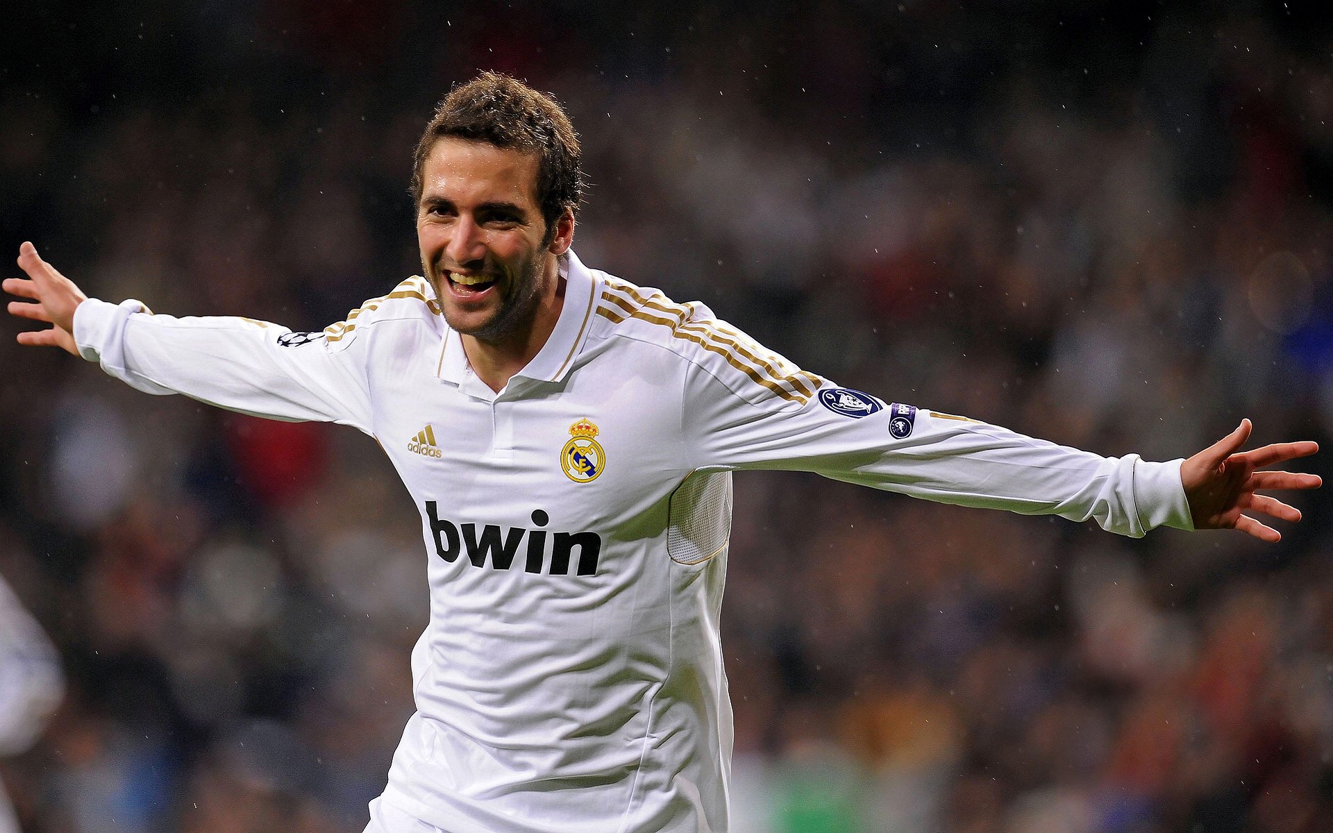 C罗赛后送球鞋给场边小球迷，c罗送队友手表